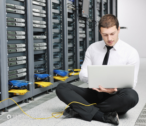輕的IT工程師商務(wù)人員與薄的現(xiàn)代鋁筆記本電腦網(wǎng)絡(luò)服務(wù)器機(jī)房 計(jì)算機(jī)網(wǎng)絡(luò)工程